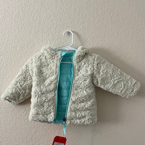 THE NORTH FACE Infant’s Riversible Puffer/Faux Fur Jacket - Picture 4 of 8